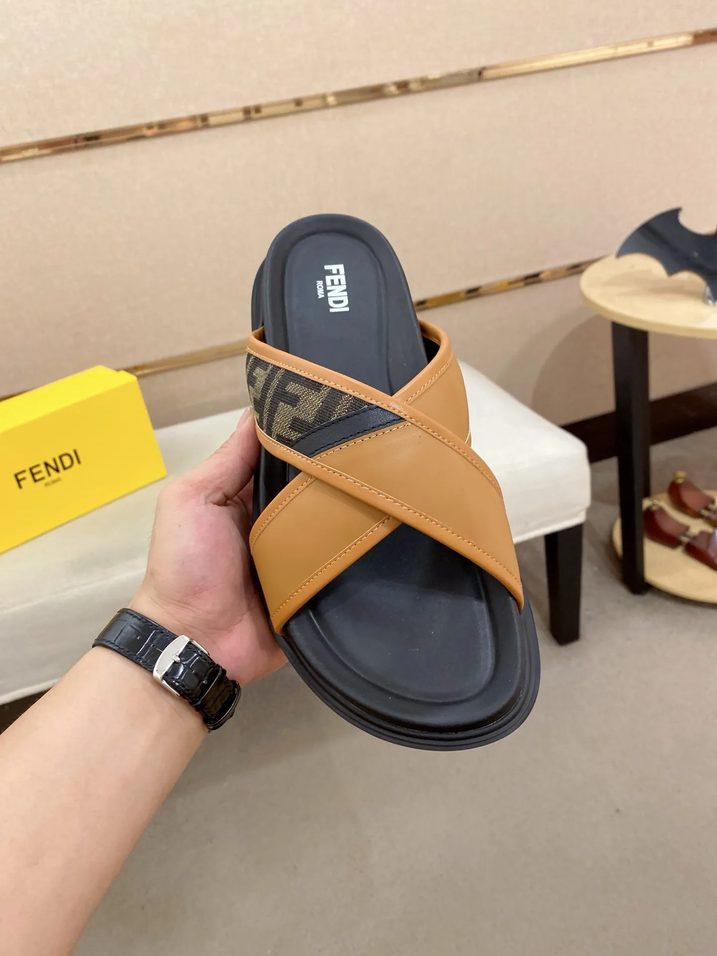 Factory price: 320💰 [Fendi Slippers] High-end brand of men's shoes, official website 1:1 latest masterpiece: original mold customization, the fabric is made of imported original materials, upgraded outsole, lighter and non-slip. The market's top quality, simple yet tasteful, a must-have for fashionistas, fashionable at your feet, full of confidence, the same style at the counter 👍The season of summer slippers is here. Code: 38-44 (45 is custom-made and cannot be returned or exchanged)
